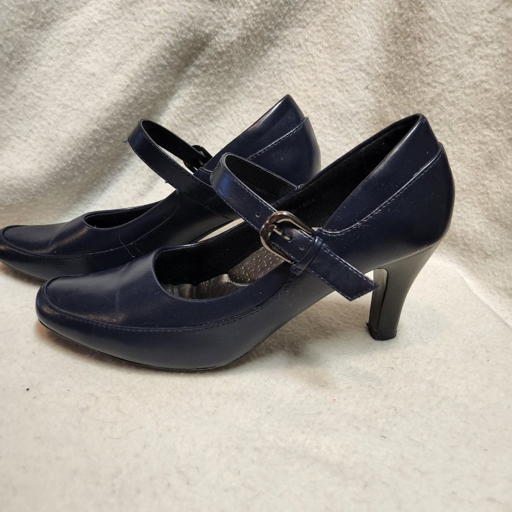 Blue Mary janes style pump